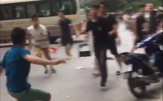 2 nhóm thanh niên cầm hung khí hỗn chiến trên phố trung tâm Hà Nội - Ảnh 1.