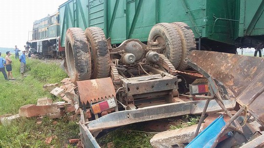 Cố băng qua đường sắt, xe tải bị tông nát, tài xế tử vong
