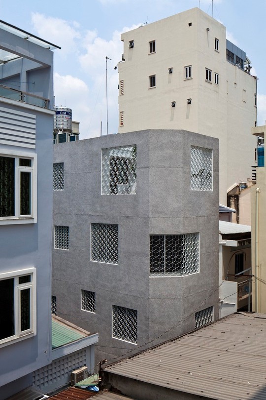 Căn nhà nhiều cửa sổ lạ mắt giống lồng chim giữa con hẻm Sài Gòn - Ảnh 1.