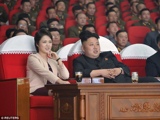 Vợ ông Kim Jong-un tái xuất sau thời gian dài