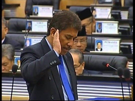 Lỡ lời về sex, nghị sĩ Malaysia bị ném đá - Ảnh 1.