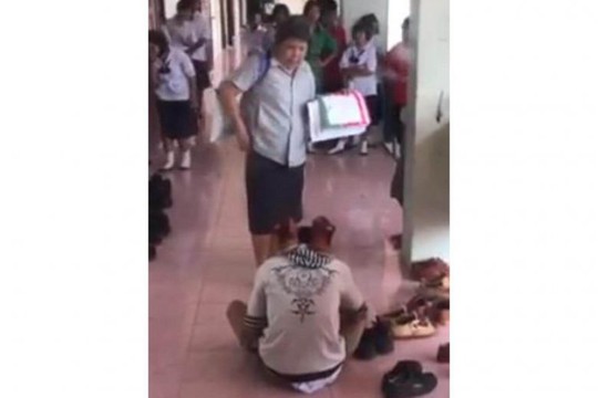 Thái Lan: Giáo viên bắt học sinh lạy giày - Ảnh 1.