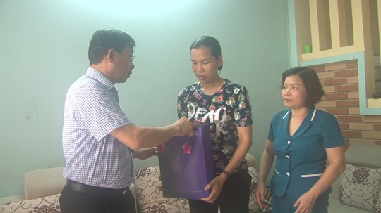 Cán bộ y tế bị hành hung khi đi chống dịch sốt xuất huyết - Ảnh 1. Cán bộ y tế bị hành hung khi đi chống dịch sốt xuất huyết - Ảnh 1.