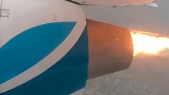 Nga: Máy bay hạ cánh khẩn vì động cơ cháy ngùn ngụt - Ảnh 1.