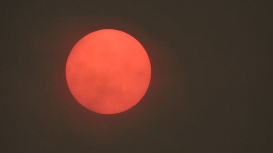 Bão mạnh làm mặt trời đỏ bất thường, thổi bùng cháy rừng - Ảnh 7.