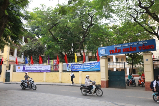 Bên trong ngôi trường học sinh phải đội mũ bảo hiểm ngồi học - Ảnh 1. Bên trong ngôi trường học sinh phải đội mũ bảo hiểm ngồi học - Ảnh 1.