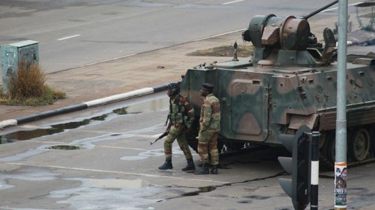 
Binh sĩ vũ trang tập trung trên con đường dẫn tới văn phòng Tổng thống Robert Mugabe ở thủ đô Harare hôm 15-11. Ảnh: AP
