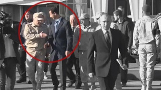 Binh sĩ Nga chặn tổng thống Syria lại gần ông Putin - Ảnh 1.