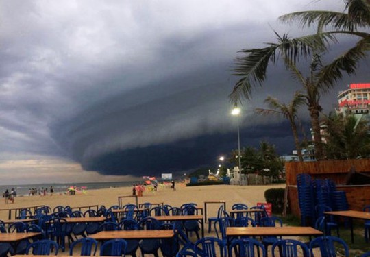 Tranh cãi về đám mây đen kịt hình thù kỳ lạ trên biển Sầm Sơn - Ảnh 3.