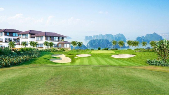 Một góc biệt thự sân golf FLC Hạ Long với tầm nhìn hướng vịnh