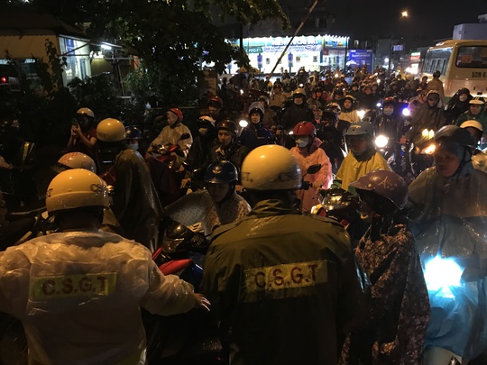 CSGT dầm mưa giúp dân qua đoạn ngập ở Sài Gòn - Ảnh 4.