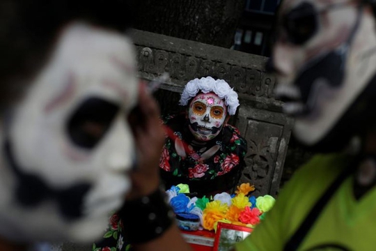 Kinh dị “bộ xương” diễu hành trong lễ hội người chết ở Mexico - Ảnh 10.