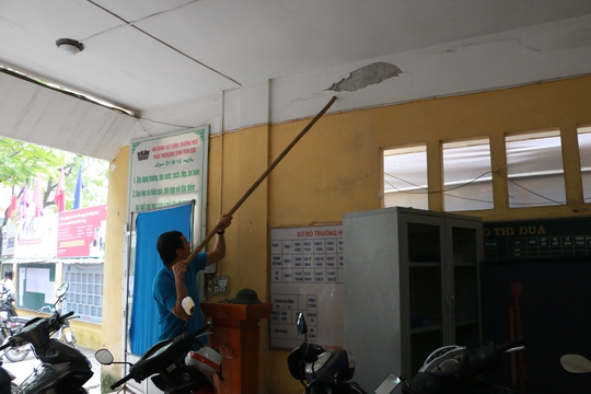 Bên trong ngôi trường học sinh phải đội mũ bảo hiểm ngồi học - Ảnh 10. Bên trong ngôi trường học sinh phải đội mũ bảo hiểm ngồi học - Ảnh 10.