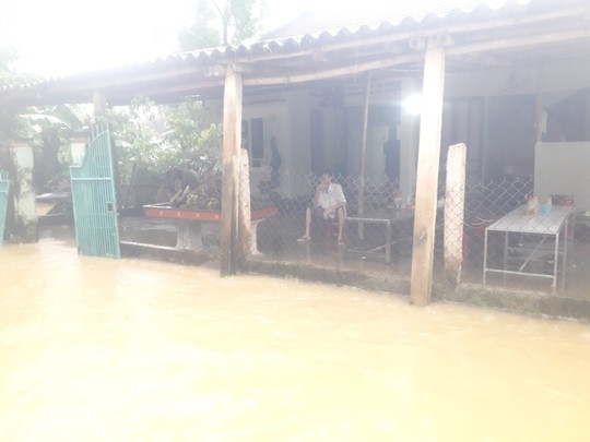 Làng mạc Quảng Nam ngập chìm trong nước, thủy điện vẫn xả lũ - Ảnh 10.