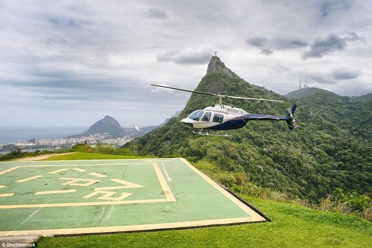 
Một trực thăng ngắm cảnh chuẩn bị đáp xuống chân núi Corcovado ở Rio de Janeiro, Brazil. Bạn có thể thấy tượng Chúa Cứu Thế ở phía xa.
