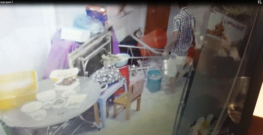 Clip: Côn đồ vào nhà truy sát rồi cướp táo tợn - Ảnh 2. Clip: Côn đồ vào nhà truy sát rồi cướp táo tợn - Ảnh 2.