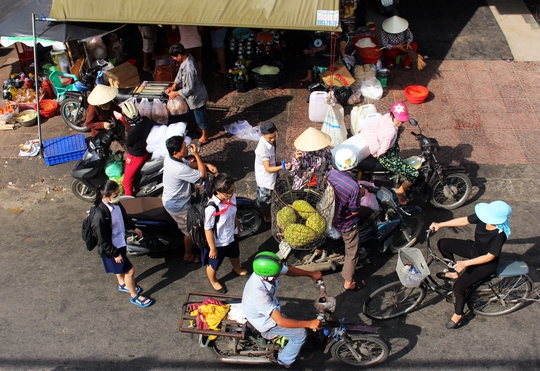 Vỉa hè quận 1 như chưa có những đợt ra quân! - Ảnh 2.
