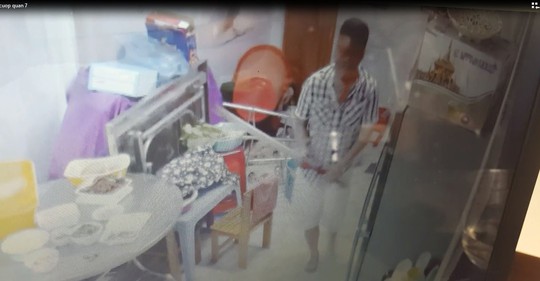 Clip: Côn đồ vào nhà truy sát rồi cướp táo tợn - Ảnh 3. Clip: Côn đồ vào nhà truy sát rồi cướp táo tợn - Ảnh 3.