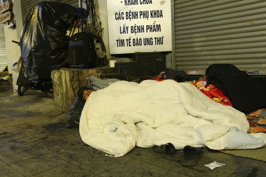 Cảnh màn trời chiếu đất của những người vô gia cư trong đêm Đông Hà Nội - Ảnh 3.