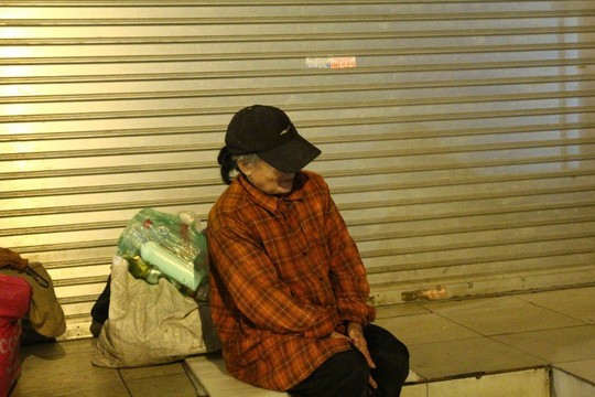 Cảnh màn trời chiếu đất của những người vô gia cư trong đêm Đông Hà Nội - Ảnh 5.