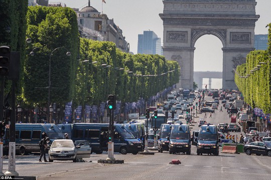 Pháp: Đại lộ Champs Elysees nháo nhào sơ tán - Ảnh 2.