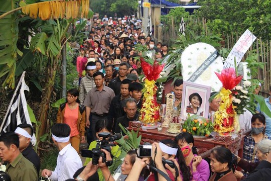 
Hàng trăm người dân tiễn đưa bé Nhật Linh về với đất mẹ
