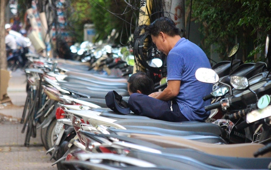 Vỉa hè quận 1 như chưa có những đợt ra quân! - Ảnh 13.