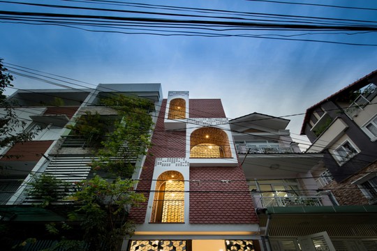 Căn nhà ống cải tạo với sân nằm trong nhà ở Sài Gòn - Ảnh 2.