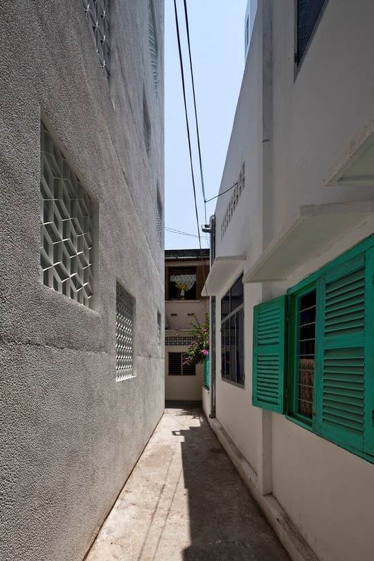 Căn nhà nhiều cửa sổ lạ mắt giống lồng chim giữa con hẻm Sài Gòn - Ảnh 2.