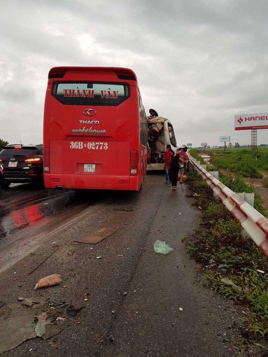 3 xe tông nhau, nhiều người bị thương trên cao tốc Pháp Vân-Cầu Giẽ - Ảnh 2.