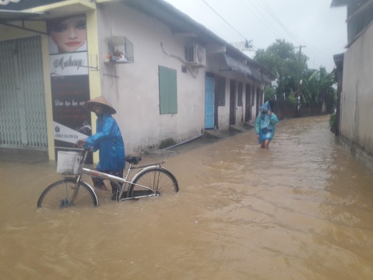 Làng mạc Quảng Nam ngập chìm trong nước, thủy điện vẫn xả lũ - Ảnh 9.