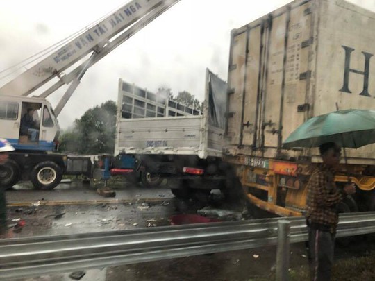 Tai nạn liên hoàn trên cao tốc Nội Bài - Lào Cai, 2 cha con thương vong - Ảnh 2.