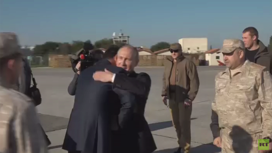 Tổng thống Putin bất ngờ tới Syria, tuyên bố rút quân - Ảnh 2.