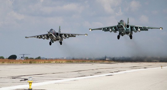Ông Putin cảm ơn phi công Su-30 bảo vệ mình khi tới Syria - Ảnh 2. Ông Putin cảm ơn phi công Su-30 bảo vệ mình khi tới Syria - Ảnh 2.