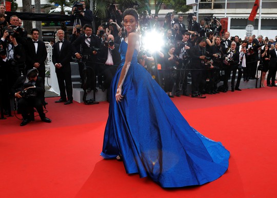 Người mẫu bạch biến tự tin khoe dáng tại Cannes 70 - Ảnh 3.