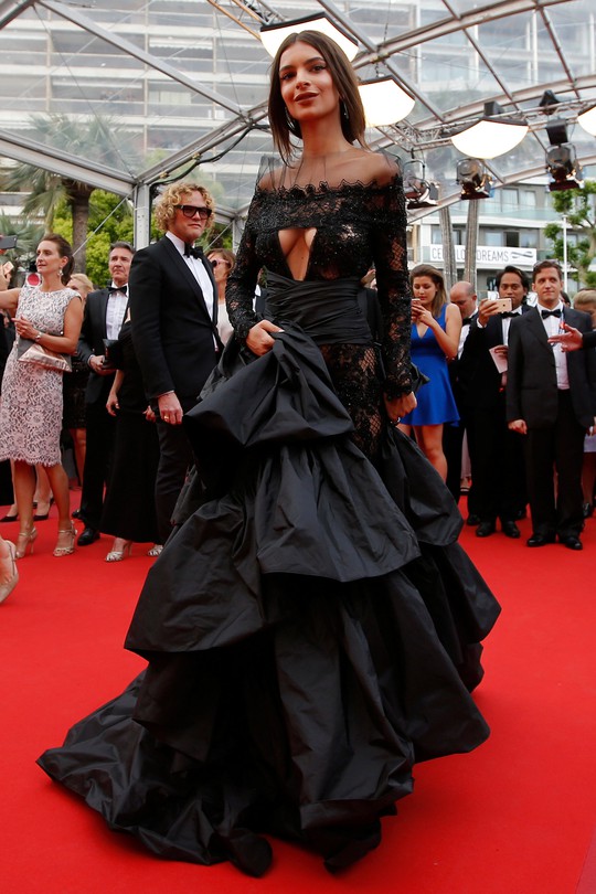 Người mẫu bạch biến tự tin khoe dáng tại Cannes 70 - Ảnh 6.