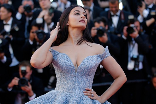 Mỹ nhân Aishwarya Rai lộng lẫy trên thảm đỏ Cannes - Ảnh 4.