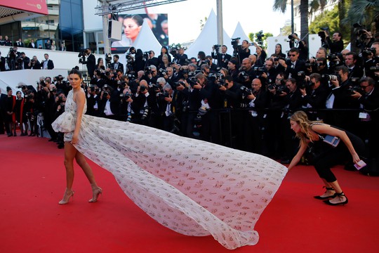 Chân dài Kendall Jenner thu hút với váy đuôi dài - Ảnh 6.