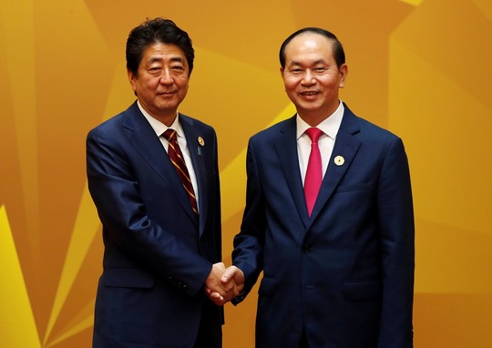 
Chủ tịch nước Trần Đại Quang bắt tay Thủ tướng Nhật Bản Shinzo Abe. Ảnh: Reuters
