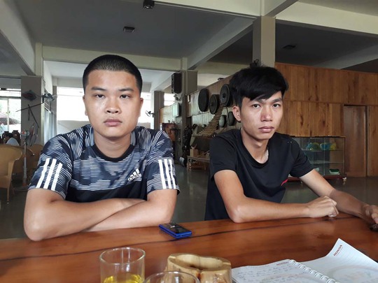 Hai anh Nguyễn Đắc Thắng (28 tuổi, trái) và Nguyễn Đắc Thắng (26 tuổi) trao đổi với báo chí
