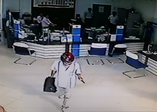 Cục Cảnh sát hình sự vào cuộc vụ cướp ngân hàng ở Vĩnh Long - Ảnh 1.