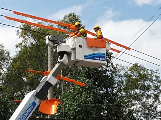 Điện lực miền Nam ra mắt nhiều đội thi công sửa chữa điện Hotline - Ảnh 4.