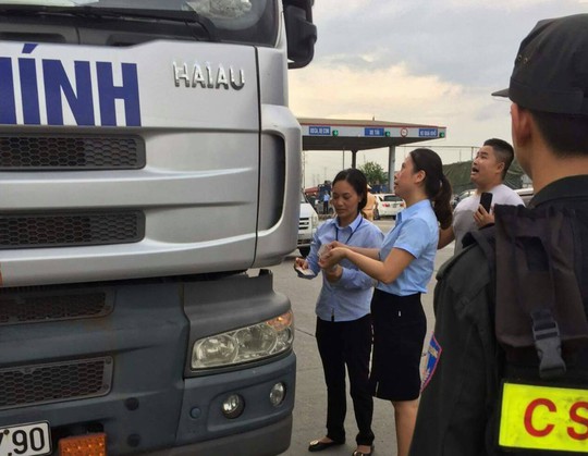 Tài xế trả tiền lẻ, dân địa phương vây trạm BOT quốc lộ 5 - Ảnh 5.
