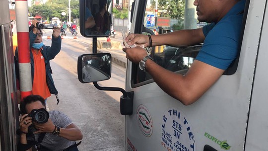 Tài xế đồng loạt dùng tiền lẻ, BOT Biên Hòa phải xả trạm - Ảnh 7. Tài xế đồng loạt dùng tiền lẻ, BOT Biên Hòa phải xả trạm - Ảnh 7.