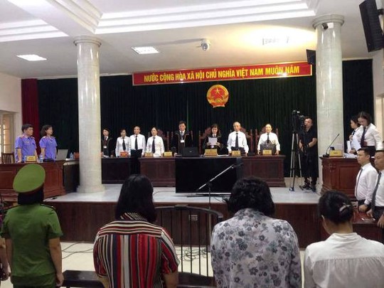 Cựu đại biểu QH Châu Thị Thu Nga che mặt vào tòa - Ảnh 3. Cựu đại biểu QH Châu Thị Thu Nga che mặt vào tòa - Ảnh 3.