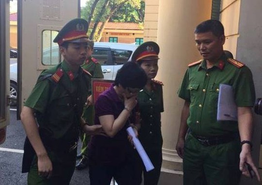 Cựu đại biểu QH Châu Thị Thu Nga che mặt vào tòa - Ảnh 2. Cựu đại biểu QH Châu Thị Thu Nga che mặt vào tòa - Ảnh 2.