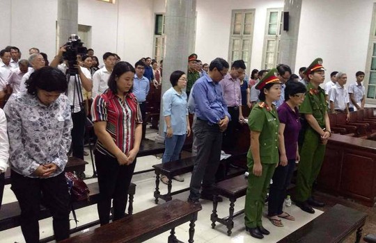 Cựu đại biểu QH Châu Thị Thu Nga che mặt vào tòa - Ảnh 4. Cựu đại biểu QH Châu Thị Thu Nga che mặt vào tòa - Ảnh 4.