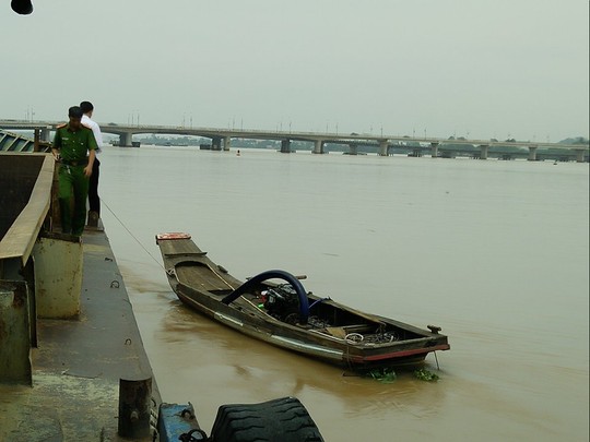 Nổ súng truy đuổi sa tặc trên sông Đồng Nai - Ảnh 1.