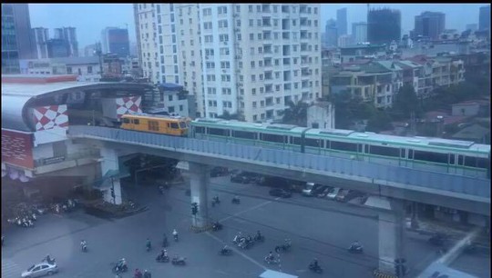 Trầm trồ khi thấy đoàn tàu trên cao Cát Linh-Hà Đông vận hành