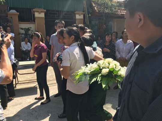 Những vòng hoa trắng tiễn đưa phóng viên Đinh Hữu Dư về đất mẹ - Ảnh 3.